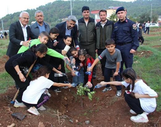 Fidanlara can suyunu öğrenciler verdi