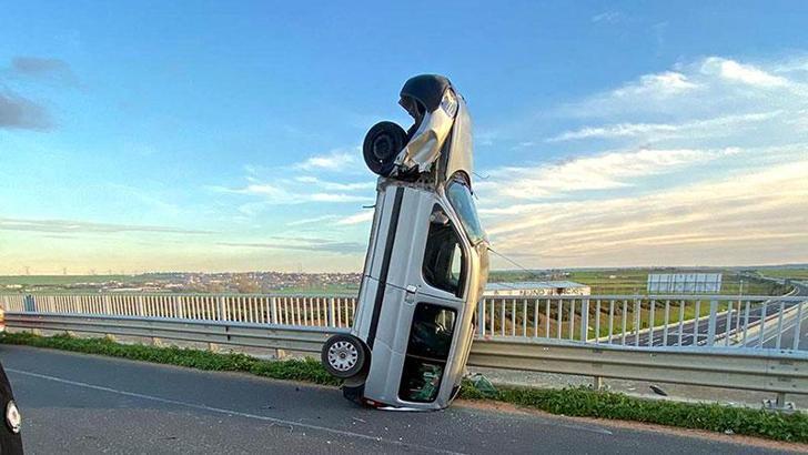 Bariyere çarpan hafif ticari araç, dik vaziyette kaldı: 2 yaralı