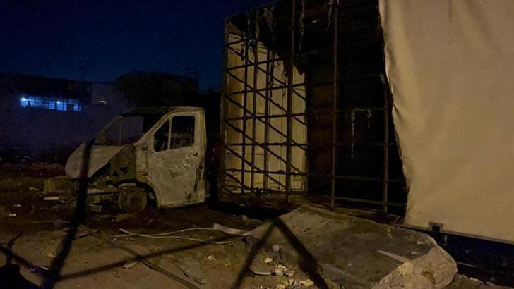 İzmir’de atık yığını alev aldı; bir kamyonet kullanılamaz hale geldi