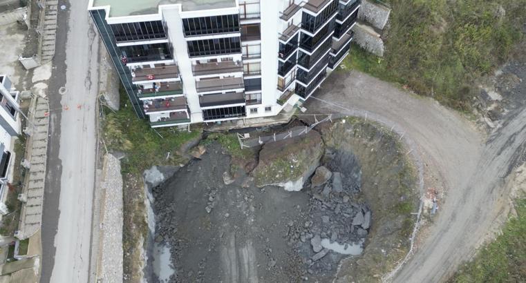 İnşaat alanında toprak kayması: 70 kişi evlerinden tahliye edildi/Ek fotoğraflar