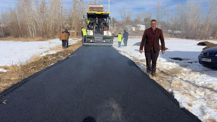 Hakkari'de mezra yolundaki kar temizlenip, asfalt döküldü