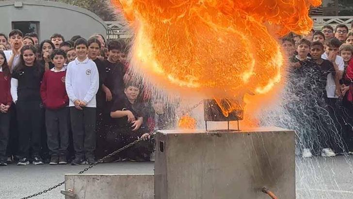 Avcılar'da itfaiyeden öğrencilere yangına müdahale eğitimi