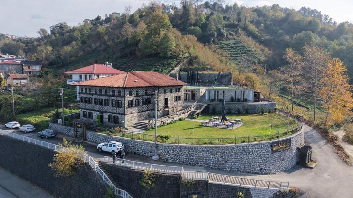 Annesinin hatırasını müzeye dönüştürdüğü konakta yaşatıyor