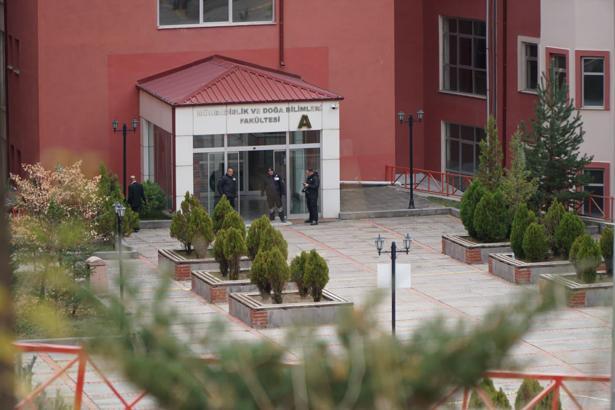 Gümüşhane Üniversitesi'nde kadın memur silahla rehin alındı, ikna edilmeye çalışılıyor