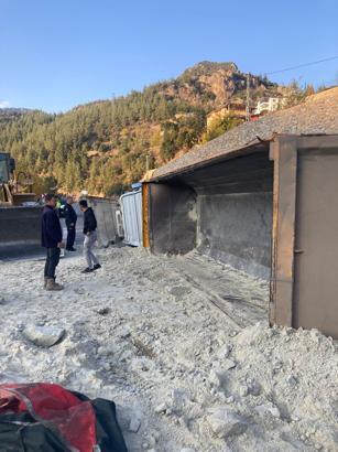 Adana'da devrilen kamyonun şoförü yaralandı