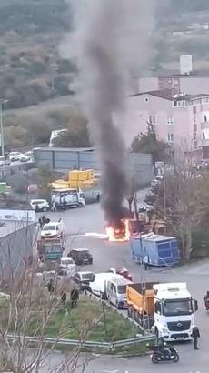 İstanbul-Ataşehir'de hafif ticari araç alev alev yandı