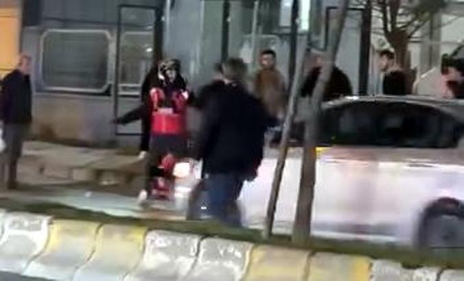 İstanbul - Beylikdüzü’nde motokuryeye laf atan adamı kaskla darbettiler