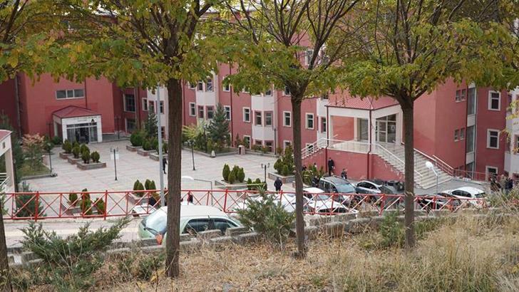 Üniversitede kadın memuru rehin alan şüpheli, susma hakkını kullandı