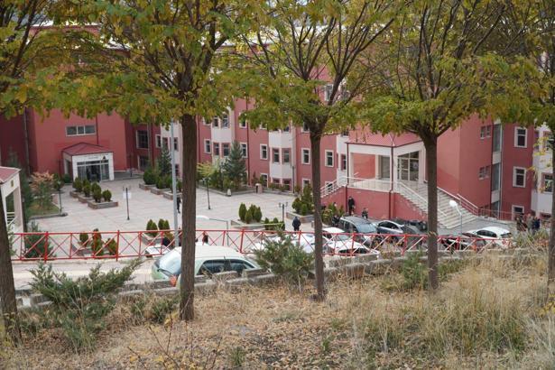 Üniversitede kadın memuru rehin alan şüpheli, susma hakkını kullandı