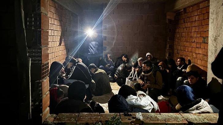 Kaçmak için inşaatta gizlenen 28 kaçak göçmen yakalandı