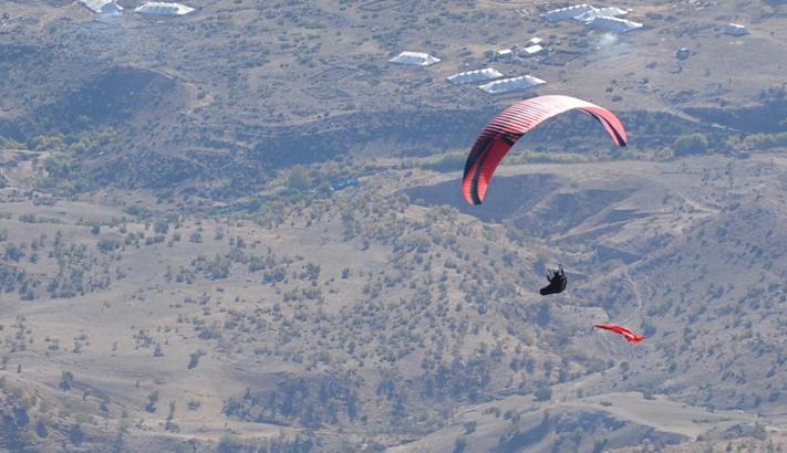 Cudi Dağı'nda yamaç paraşütü yaptılar; pilotlar Türk bayrağı açtı