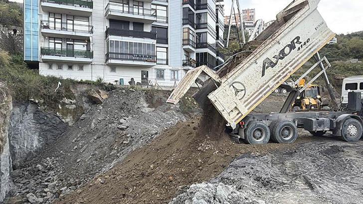 70 kişi tahliye edilmişti; çöken alan toprakla dolduruluyor