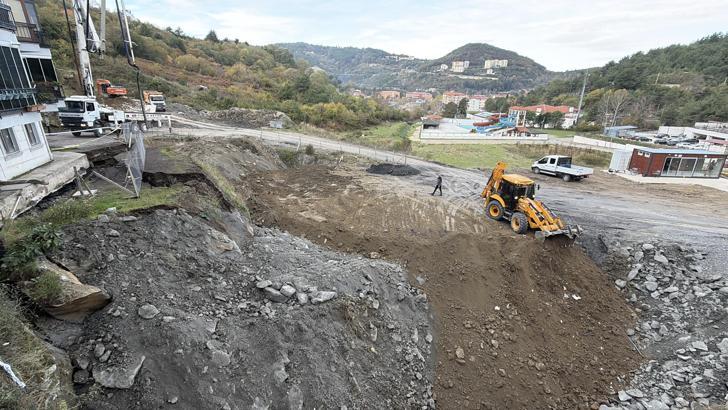 70 kişi tahliye edilmişti; çöken alan toprakla dolduruluyor