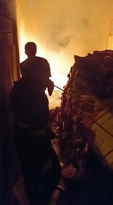 Siirt’te avludaki odun ve kağıtlar yandı; belediye temizlik işçileri söndürdü