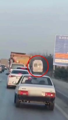 Aracını kaldırımda süren sürücüye 1986 lira ceza