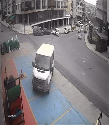 İstanbul - Beylikdüzü'nde park halinde freni boşalan hafif ticari araç yokuş aşağı kayarak otomobile çarptı