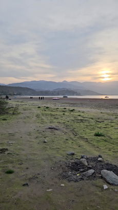 Sapanca Gölü'ndeki kuraklığa, ‘Suyun olduğu yerde insanlar mangal yapıyor’ görseliyle dikkat çekti