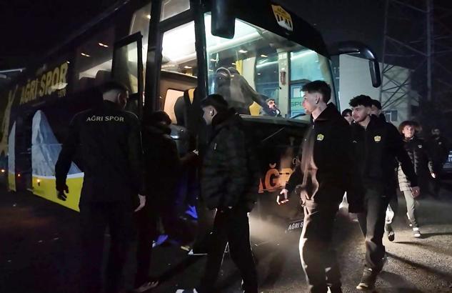 Kadrosunu tamamlayan Ağrı 1970 Spor, havai fişeklerle Silifke deplasmanına uğurlandı