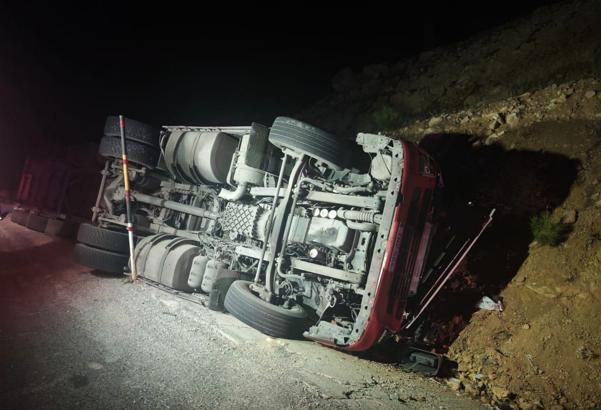 Şarampole devrilen TIR'ın sürücüsü öldü