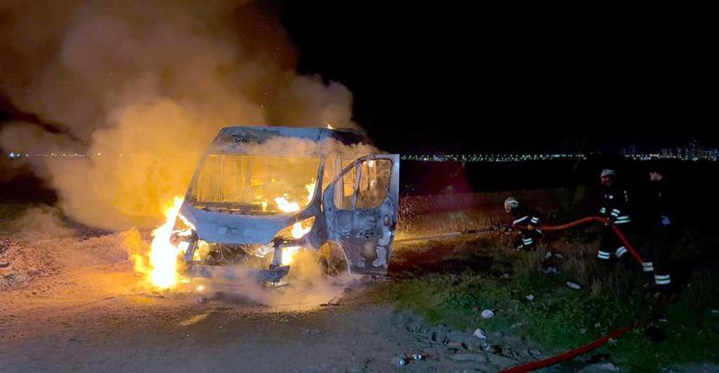 Araç sahibi, servis minibüsünü ateşe verdi