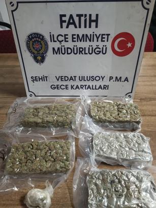 İstanbul - Fatih’te 'Dur' ihtarına uymadı takiple yakalandı; 6 kilo 680 gram uyuşturucu ele geçirildi
