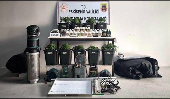 Evlerinde iklimlendirme sistemi kurup uyuşturucu imal eden 3 şüpheliye gözaltı