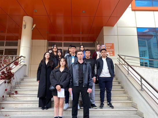 Öğrencilerden silahla rehin alma olayına sessiz yürüyüşle tepki