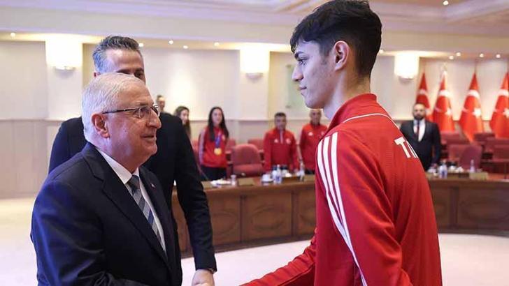 Bakan Güler, Taekwondo Milli Takımı'nı kabul etti