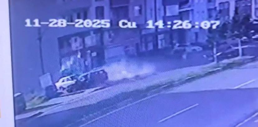 Otomobilin çarptığı babaanne ile 2 torunu ağır yaralandı; kaza kamerada