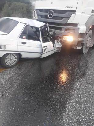 Otomobil ile kamyon kafa kafaya çarpıştı: 1 ölü, 1 yaralı