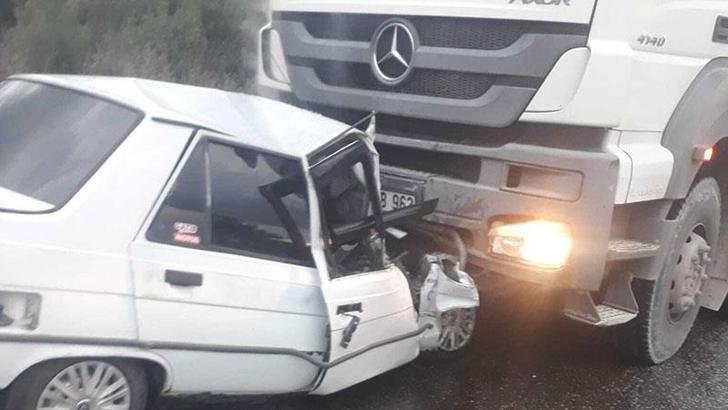 Otomobil ile kamyon kafa kafaya çarpıştı: 1 ölü, 1 yaralı