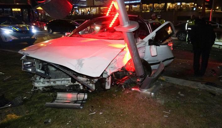 Polisten kaçan ehliyetsiz sürücü, kırmızı ışıkta geçerek kazaya neden oldu;  3 yaralı