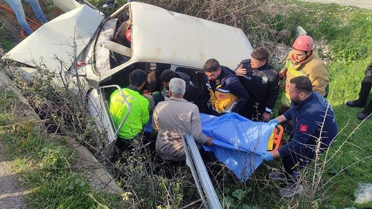 Kırkağaç’ta otomobil şarampole devrildi; 2 yaralı