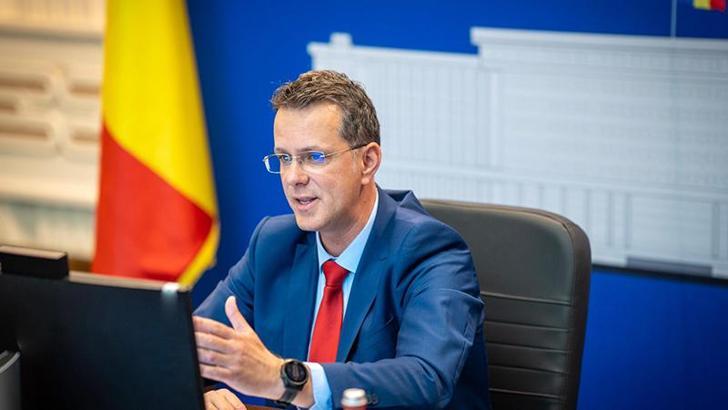 Öz geçmişindeki eğitim bilgileri doğru olmayan Romanya Savunma Bakanı Mosteanu istifa etti