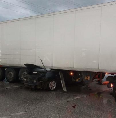 TIR ile çarpışan otomobilin sürücüsü ve eşi öldü