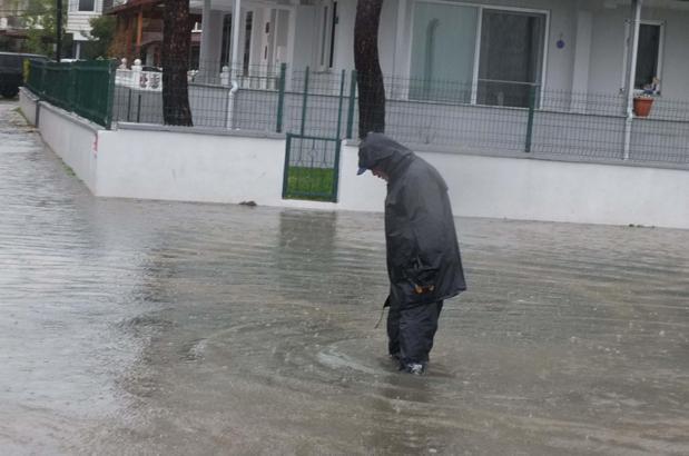 Balıkesir'de sağanak; yollar göle döndü, evler su bastı
