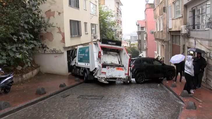 Beyoğlu'nda çöp kamyonu park halindeki 5 araca ve bir evin duvarına çarptı: 3 yaralı
