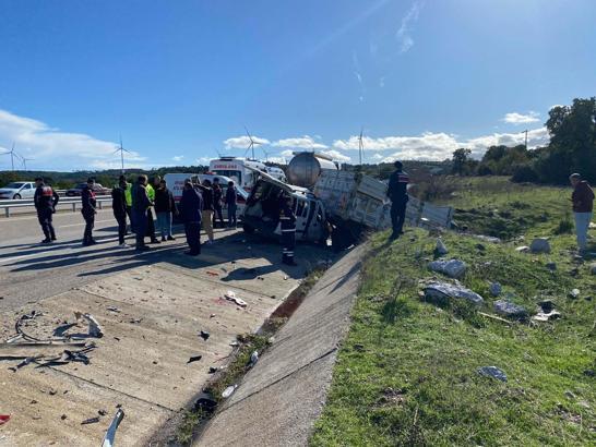 Hafif ticari araç, kamyonete çarptı; 2'si ağır 5 yaralı