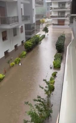 Muğla'da sağanak; cadde ve sokaklar göle döndü