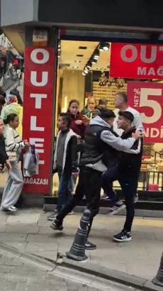 Sokak ortasında tekmeli, yumruklu kavga kamerada