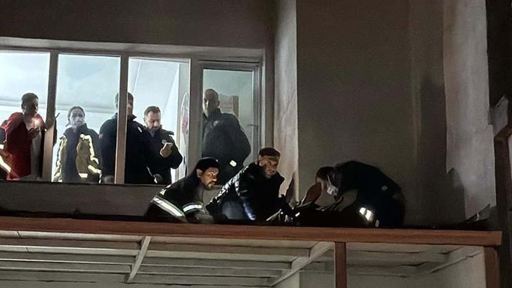 8'inci katın balkonundan yan binanın tentesine düşüp yaralandı