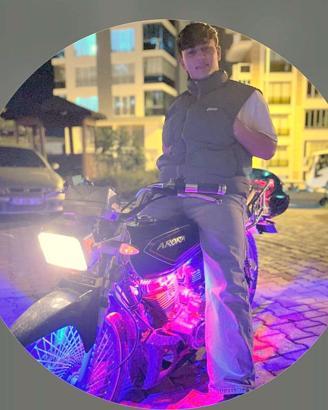 Minibüsle çarpışan motosikletin ehliyetsiz sürücüsü öldü