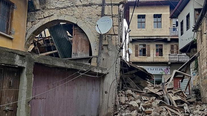 Yangında kullanılamaz hale gelen ev çöktü