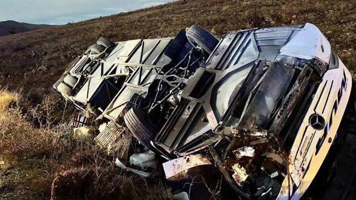 Afyonkarahisar’da yolcu otobüsü devrildi: 2 ölü, 21 yaralı