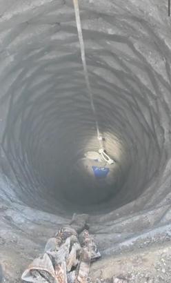 20 metrelik su kuyusuna düşen horozu itfaiye kurtardı