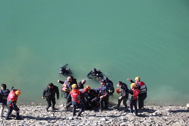 Otomobil baraj gölüne yuvarlandı; 2 kişi öldü, 1 kişi aranıyor (2)