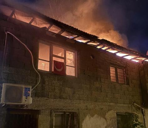 Osmaniye’de iki katlı ahşap evde yangın