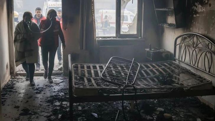 Elektrikli battaniyeden çıkan yangında 4 kişi dumandan etkilendi