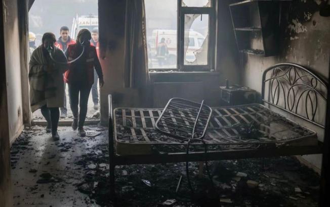 Elektrikli battaniyeden çıkan yangında 4 kişi dumandan etkilendi