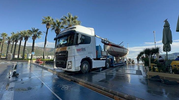 Marmaris’te sağanak ve fırtınada karaya vuran tekneler çekildi